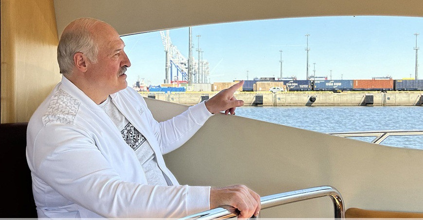 Президент Белоруссии Александр Лукашенко следит за ходом строительства белорусского порта в Большом порту Санкт-Петербурга в Бронке, 25 июня 2022 года