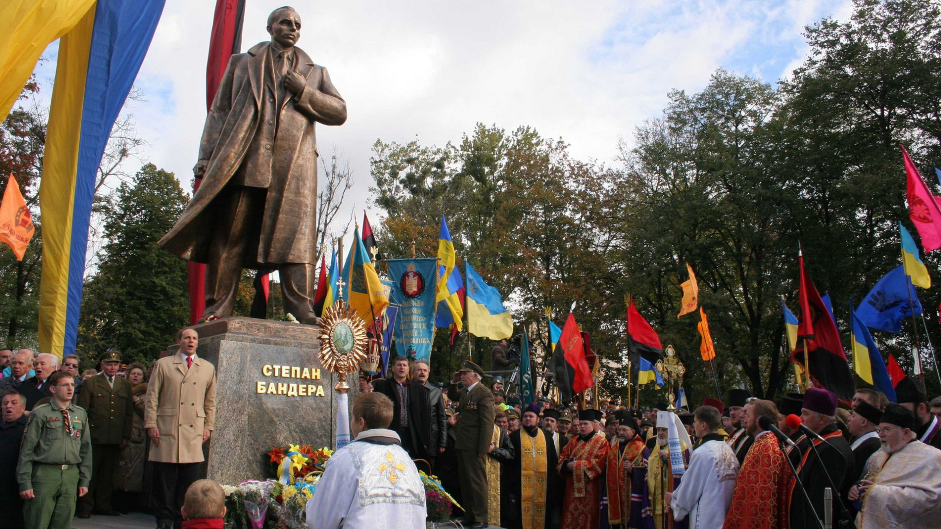 Торжественное мероприятие у памятника Бандере во Львове