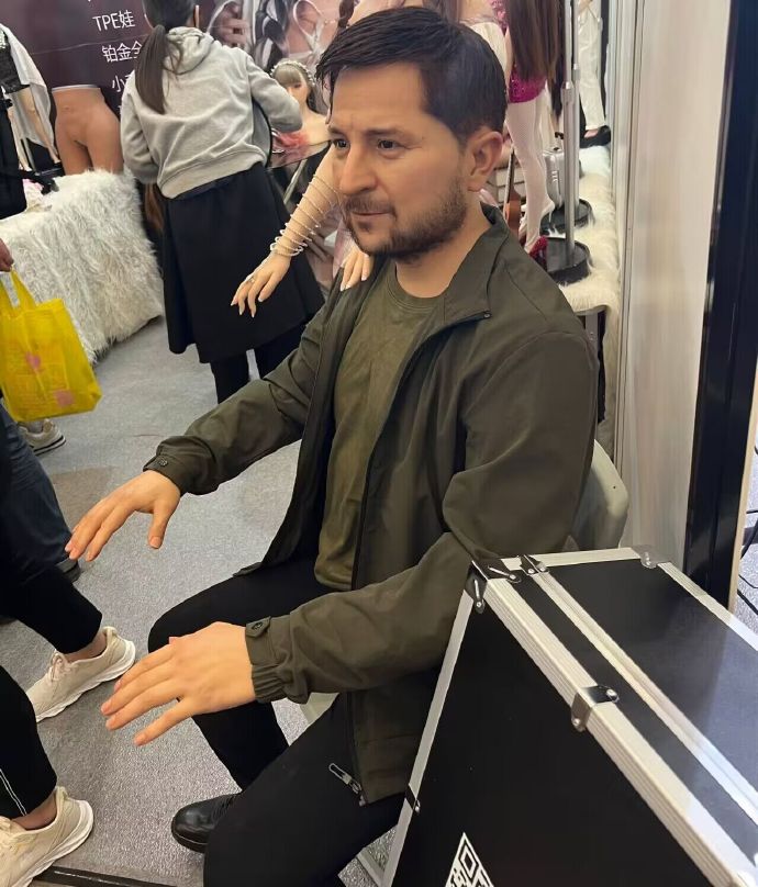 Резиновая кукла с лицом Зеленского / Weibo