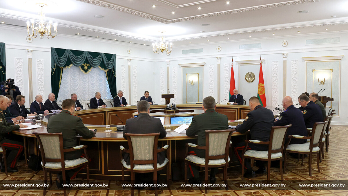 Известно, что обсуждалась подготовка БЧБ-боевиков в Польше. А самое главное, это позиция Лукашенко по той части «Вагнера», что находится в Белоруссии. Никто бойцов выводить не собирается, а тем более выслушивать претензии от тех, кто в свои страны пустил толпы натовцев и говорит о какой-то белорусской угрозе. К сожалению, обстановка накаляется, но иначе с западными «партнёрами» не получается… Источник: president.gov.by