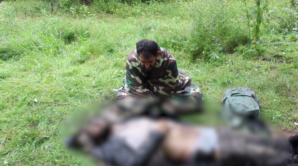 Беженец оплакивает умершего друга. Мигранты продолжают погибать на границе Белоруссии и Польши из-за лицемерия Евросоюза.