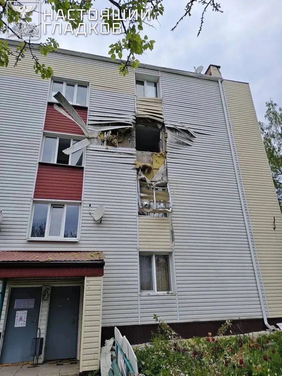 Последствия атаки ВСУ по многоквартирному дому в селе Ясные Зори Белгородского округа.