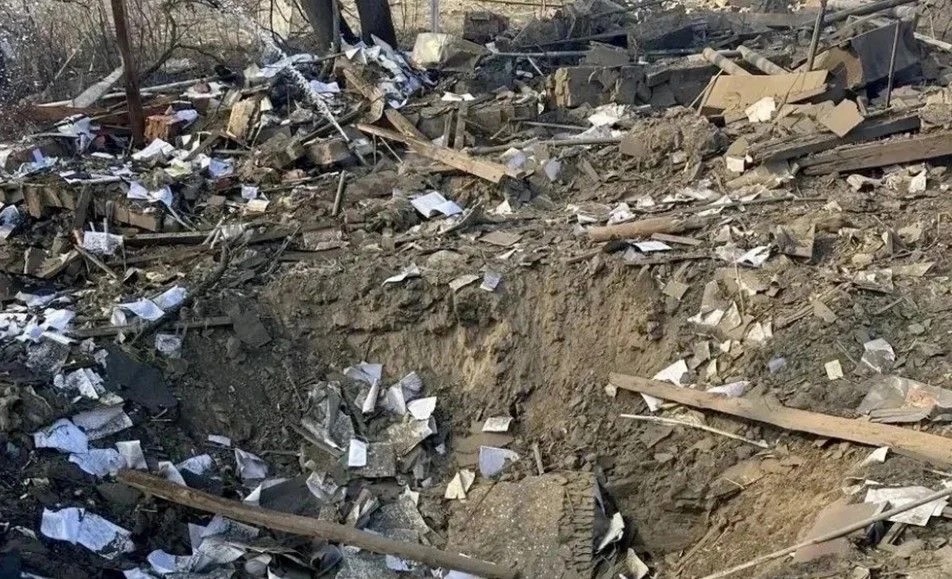 Последствия атаки вражеского БПЛА на социальный объект в селе Смородино Белгородской области. На месте взрыва образовалась огромная воронка. 