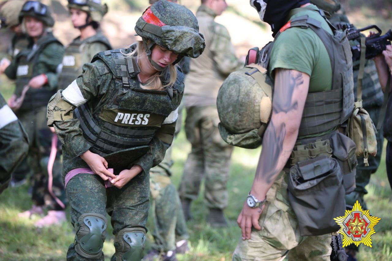 «Вагнеровцы» в Белоруссии провели учёбу даже для журналистов, которым они рассказали об азах полевой медицины. Источник: Минобороны Белоруссии