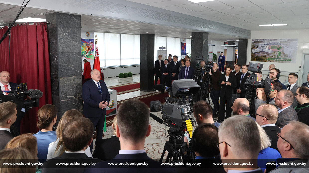 Традиционное общение белорусского президента с журналистами на участке для голосования. Источник: president.gov.by