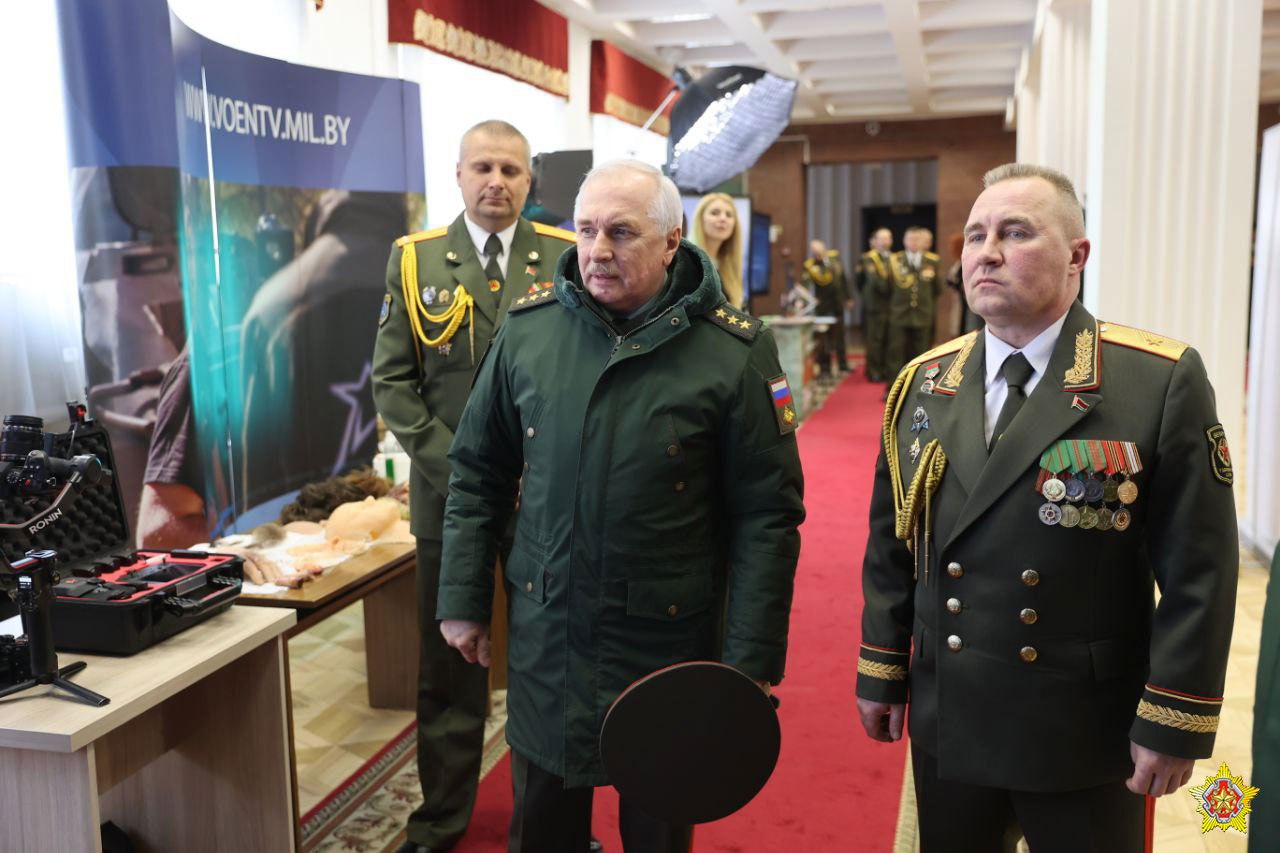 Заместитель министра обороны России генерал-полковник Виктор Горемыкин (слева) во время визита в Минск вместе с коллегой – белорусским генерал-майором Леонидом Касинским. Источник: Минобороны Белоруссии