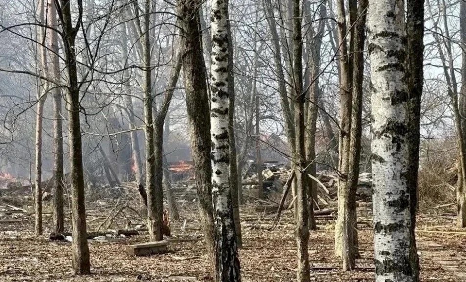 Последствия атаки вражеского БПЛА на социальный объект в селе Смородино Белгородской области. На месте взрыва образовалась огромная воронка. 