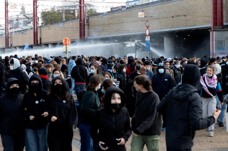 Спецназ применяет водомёт против молодёжной акции протеста в Брюсселе / Николас Метерлинк / AFP