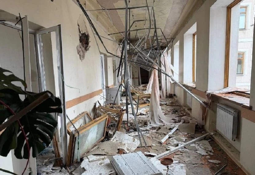 Вражеский снаряд вызвал сильные разрушения и пожар в здании больницы.