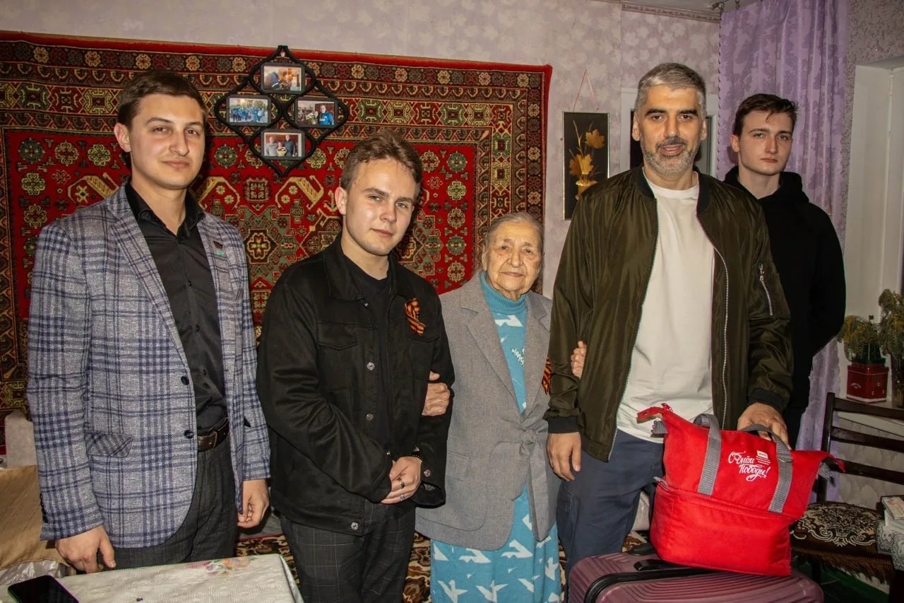 Помогли ветерану добраться на московский парад
