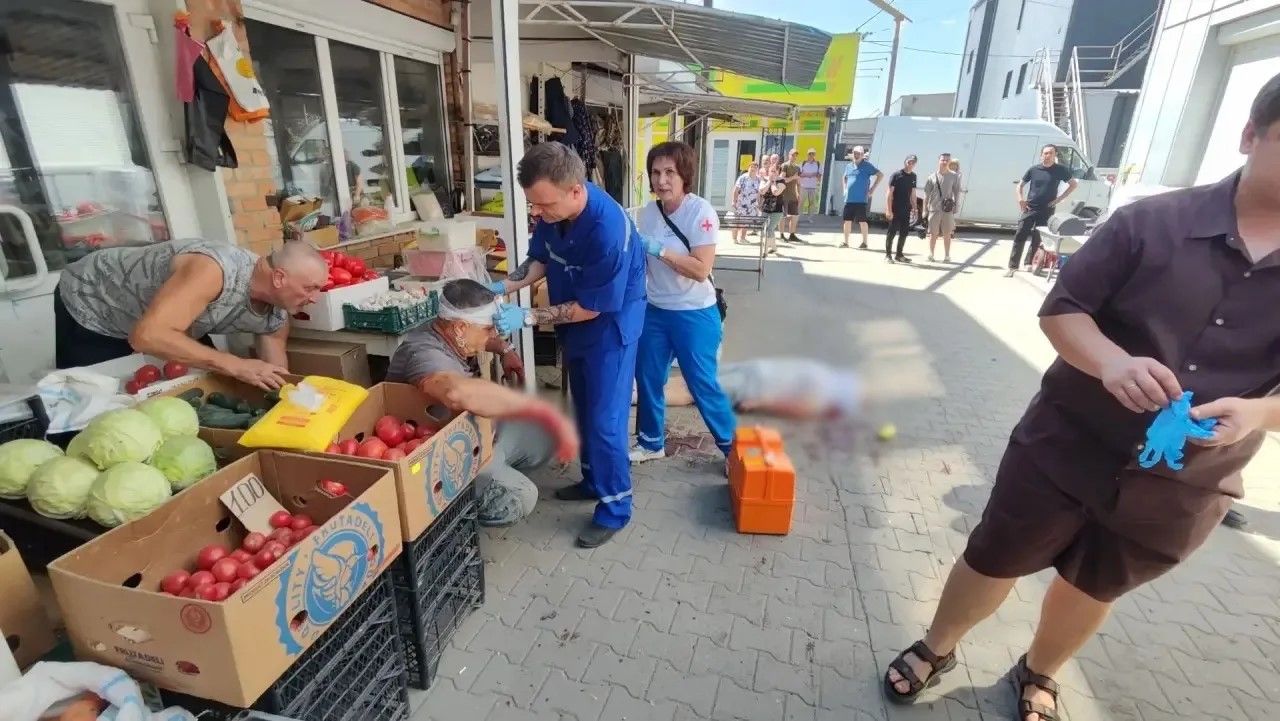 Последствия вражеского удара по городскому рынку в Токмаке Запорожской области.