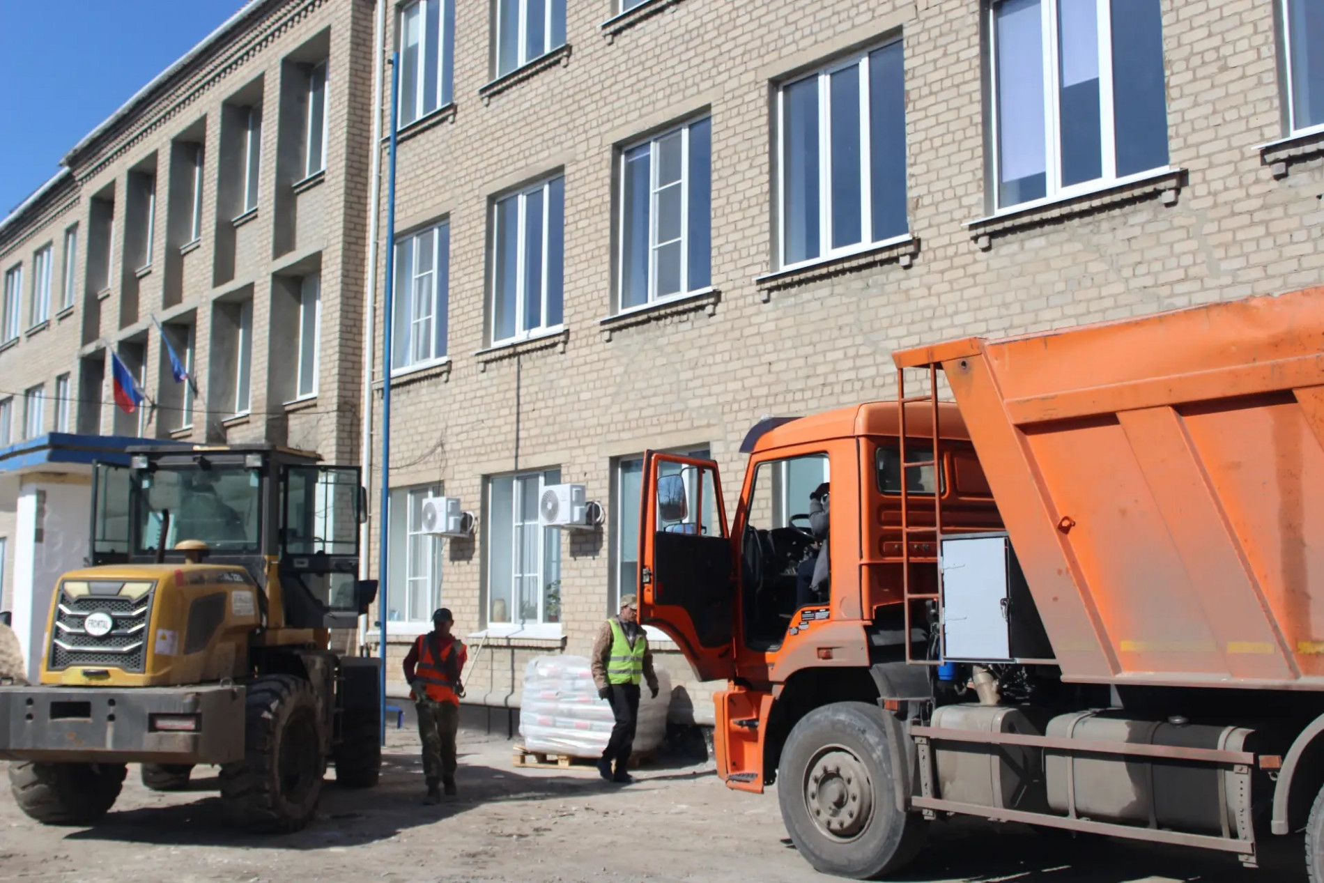 В Зимогорье ремонтируют среднюю школу