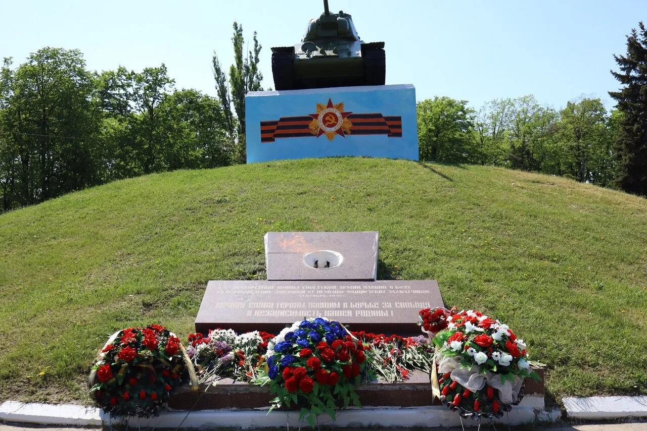 В Горловке возложили цветы к памятнику в сквере Советской армии
