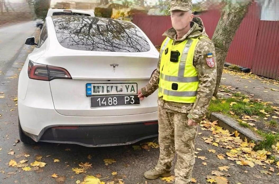 Сапёр ВСУ около своего автомобиля в Хмельницком / Военная служба правопорядка в ВСУ