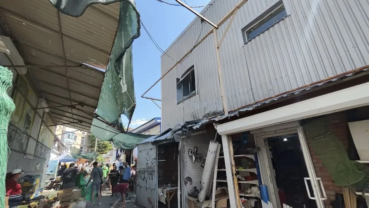 Последствия вражеского удара по городскому рынку в Токмаке Запорожской области.
