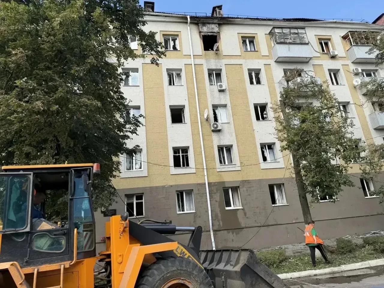 Работа по устранению последствий вражеского обстрела в Белгороде ведётся с утра.