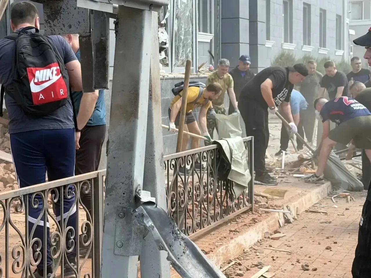 Работа по устранению последствий вражеского обстрела в Белгороде ведётся с утра.