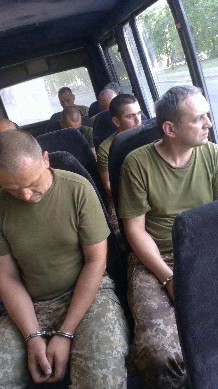 Это не транспортировка заключённых в тюрьму, это украинские «добровольцы» едут на фронт.