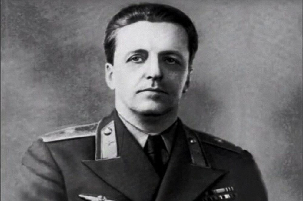 В.М. Мясищeв после гибели Петлякова принял его наследство, и до 1945 года занимался усовершенствованием и организацией выпуска самолётов с индексом «Пе»