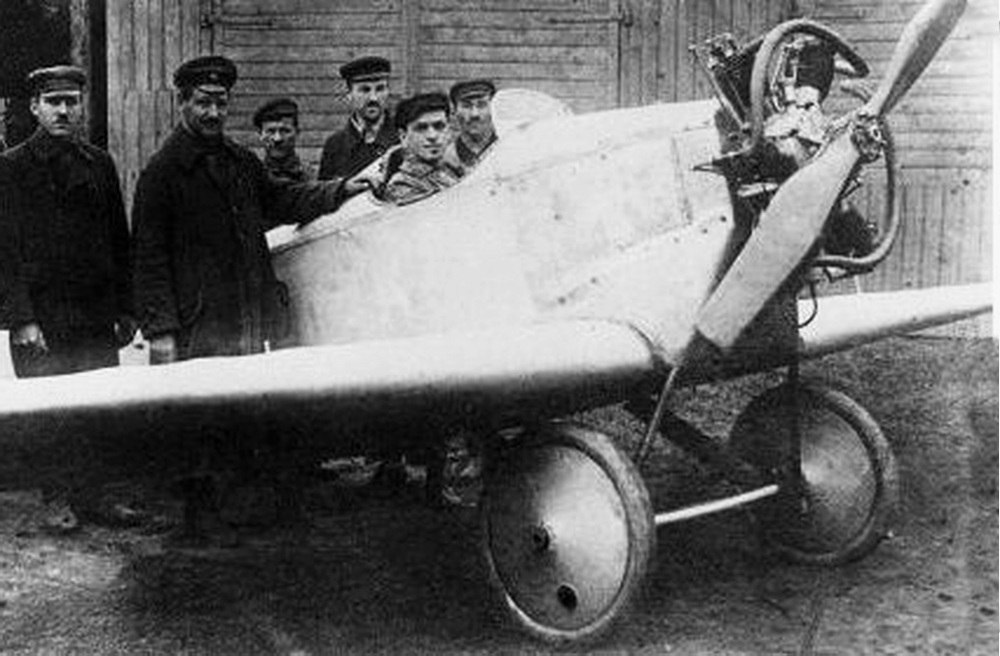 Самолёт Петлякова, ставший номером 1 в линейке крылатых машин Туполева. Владимир Михайлович в кабине аэроплана, Андрей Николаевич слева на первом плане 
