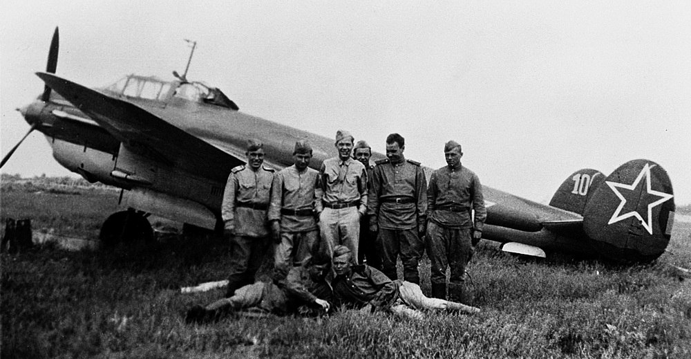 Бомбардировщик Пе-2, его пилоты, наземная команда и представитель союзников на аэродроме дальней авиации в Полтаве во время проведения совместной операции «Френтик». Июнь 1944 года