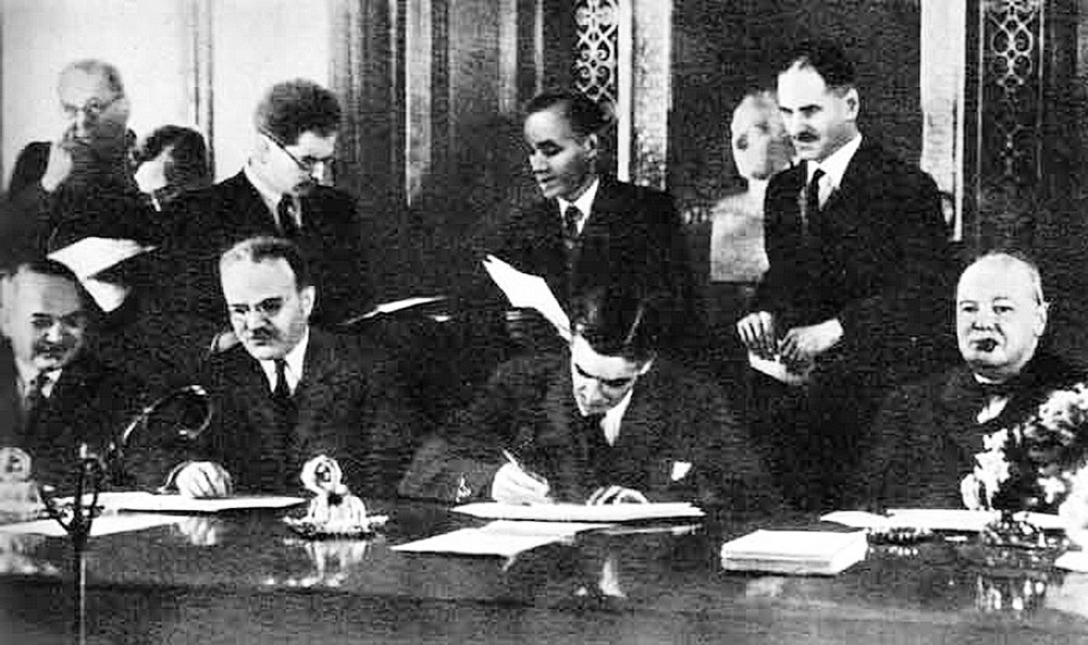 Подписание договора между СССР и Великобританией о союзе в войне. Второй слева – В.М. Молотов, крайний справа – Уинстон Черчилль
