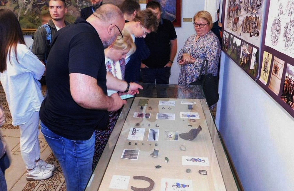 Выставка бросовых, никчемных предметов с места расположения лагеря шведов под Полтавой для музея Полтавской битвы сейчас событие. Фото с сайта «Полтавщина».