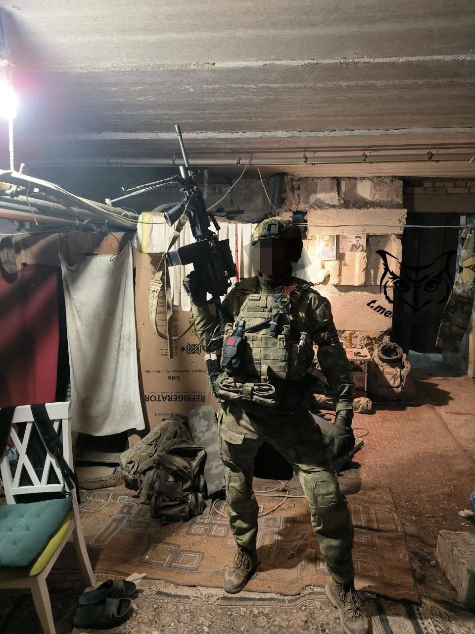 Российский десантник на Бахмутском направлении с трофейным пулемётом М249