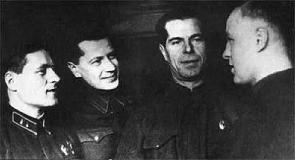 Руководство партизанского отряда особого назначения «Митя». Слева направо: начальник штаба Сипович, комиссар Кулаков, командир отряда Медведев и его адъютант Королёв.