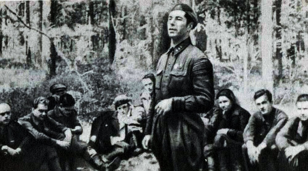 Д.Н. Медведев выступает перед бойцами отряда. 