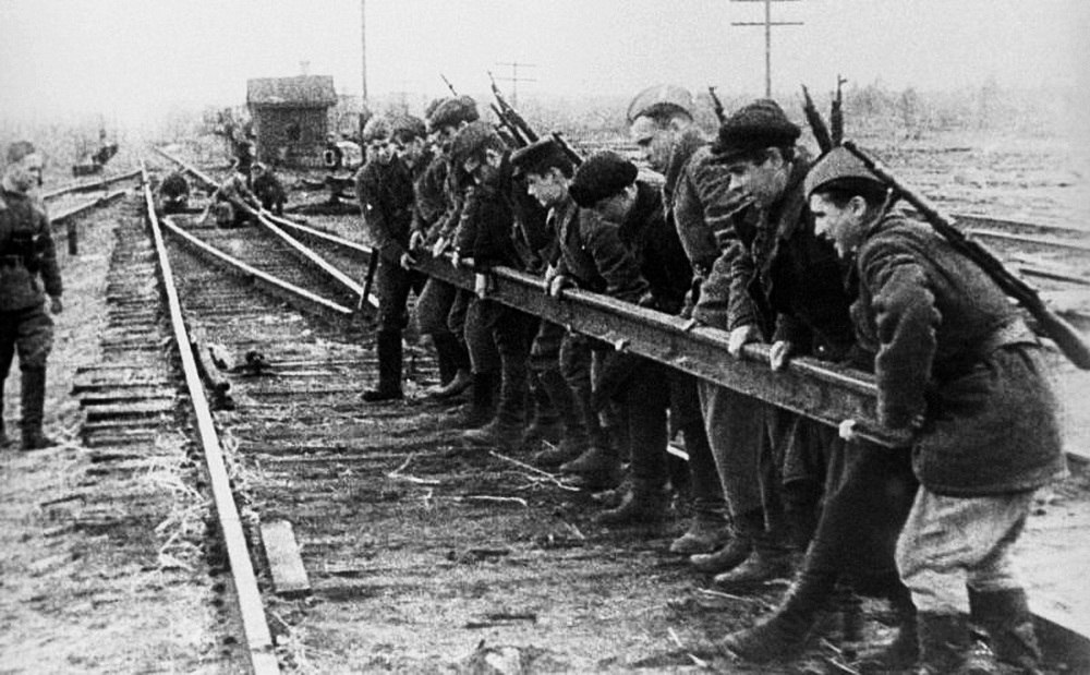 Когда взрывчатки не было, железную дорогу просто разбирали