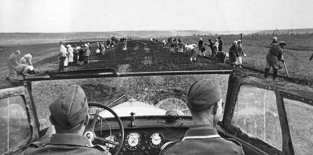 Ремонт дороги женщинами в Майкопском районе. Ими же гитлеровцы прикрывались при эвакуации с Тамани в Крым 