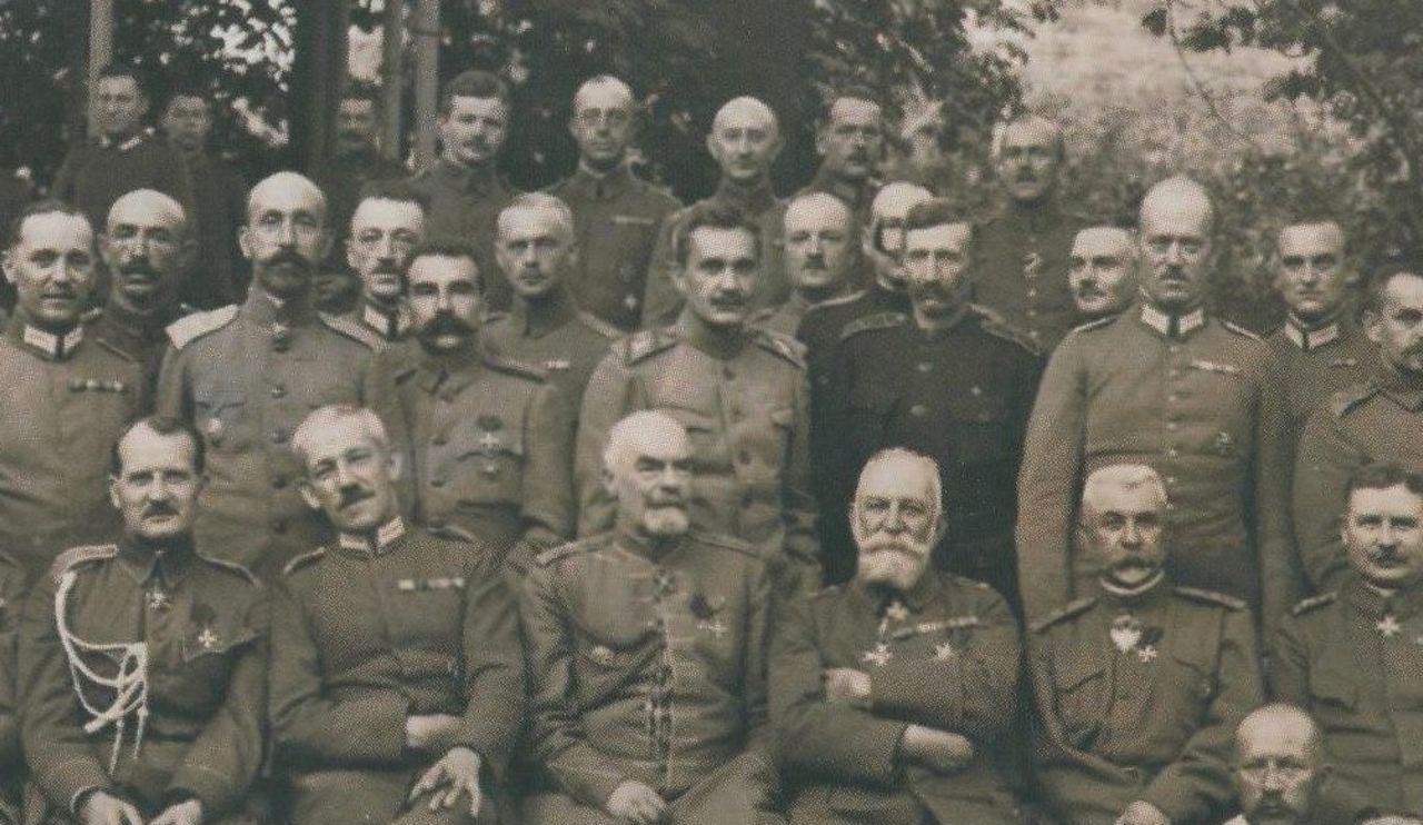 Генерал-майор Игнатий Васильченко среди штаб-офицеров императорской армии в центре второго ряда