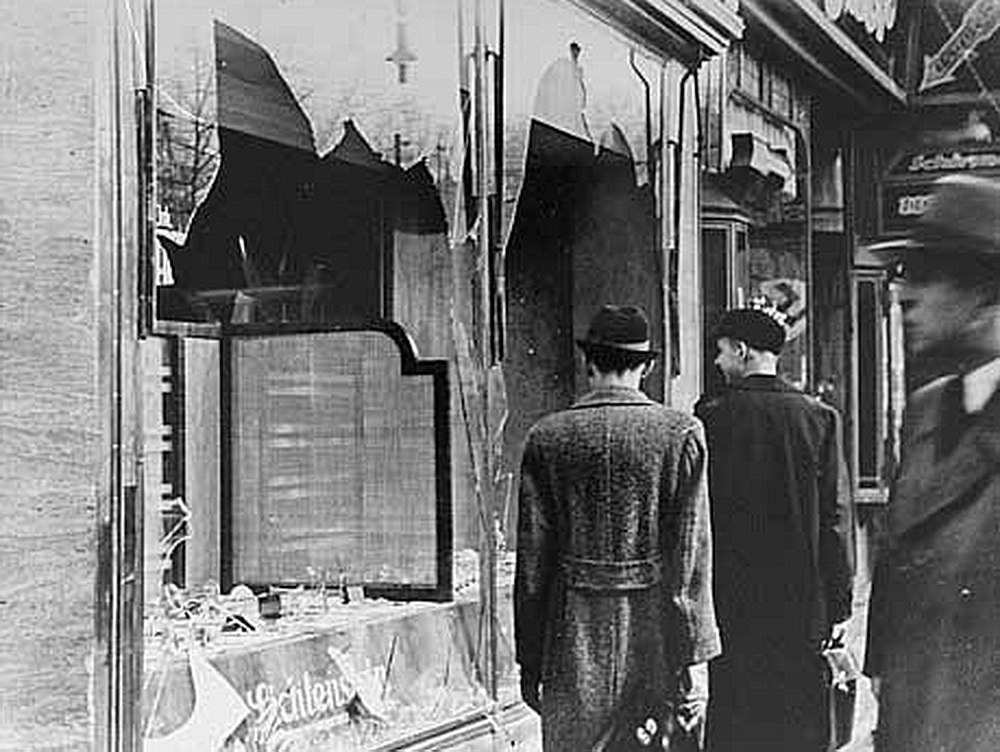 Так выглядели после «Хрустальной ночи» («Ночи разбитых витрин») улицы многих городов Германии