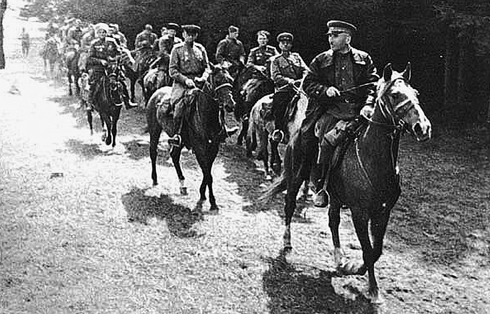 «Всегда впереди», - так назвал этот снимок фронтовой фотограф, запечатлевший Плиева во главе кавалерийского подразделения 