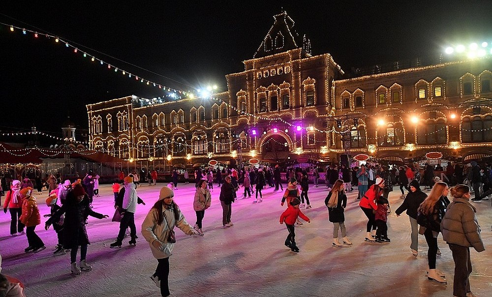 Каток на Красной площади («ГУМ-каток») на фоне ярко иллюминированных Верхних торговых рядов. 