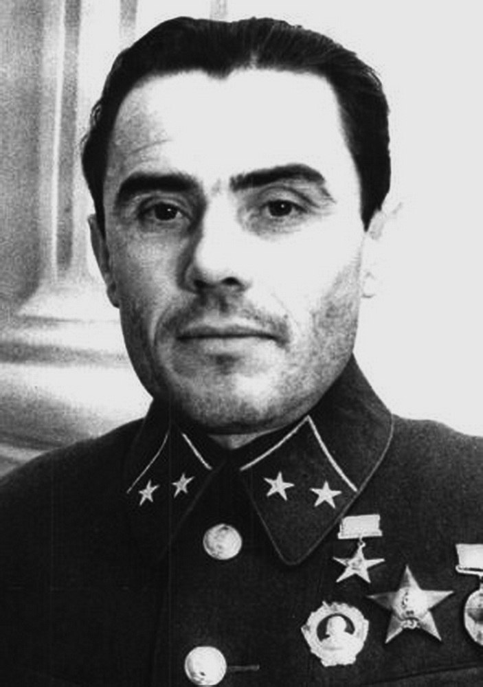 Конструктор БМ-13 «Катюша» А.Г. Костиков с орденом Красной Звезды (в том числе) на груди 