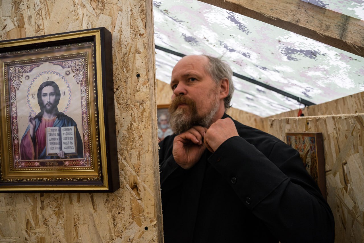 Отец Николай в полевом храме готовится к проведению церковной службы в расположении добровольческого подразделения «Ветераны». Июнь 2023 г. 