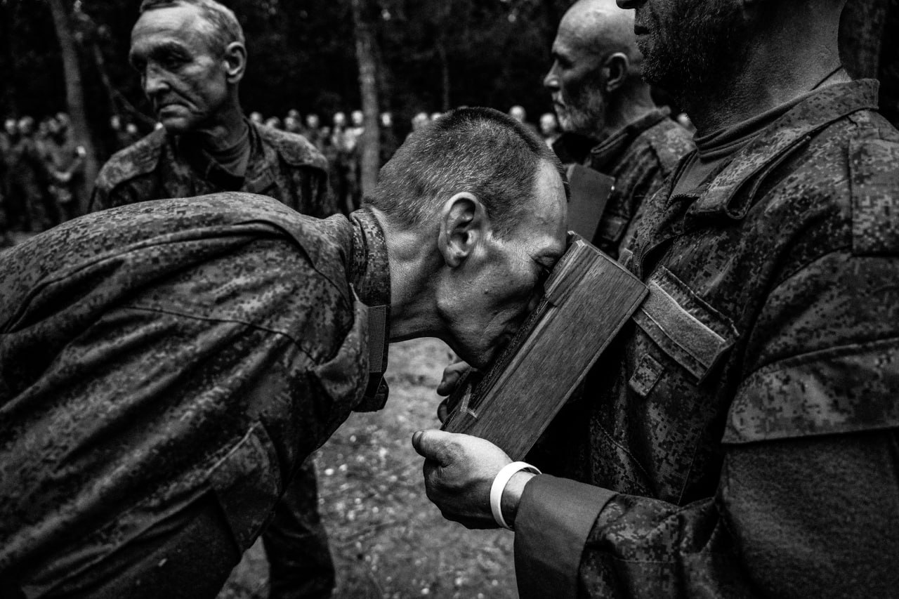 Новобранец добровольческого подразделения «Ветераны» во время проведения церковной службы. Июнь 2023 г. 