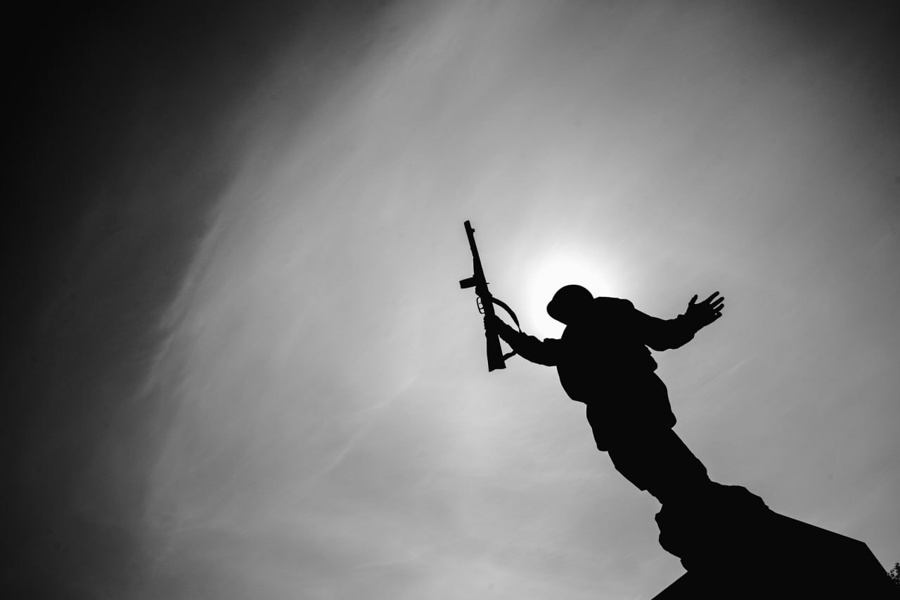 Памятник воинам Великой Отечественной войны у здания Дома Правительства на площади имени Александра Захарченко. Сентябрь 2023 г.