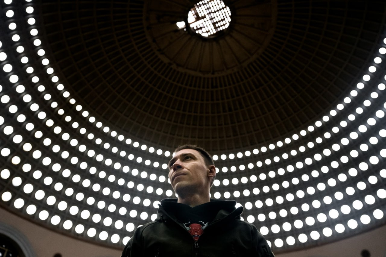 Донецкий журналист Игорь Гомольский в здании Крытого рынка Донецка. Декабрь 2023 г. 