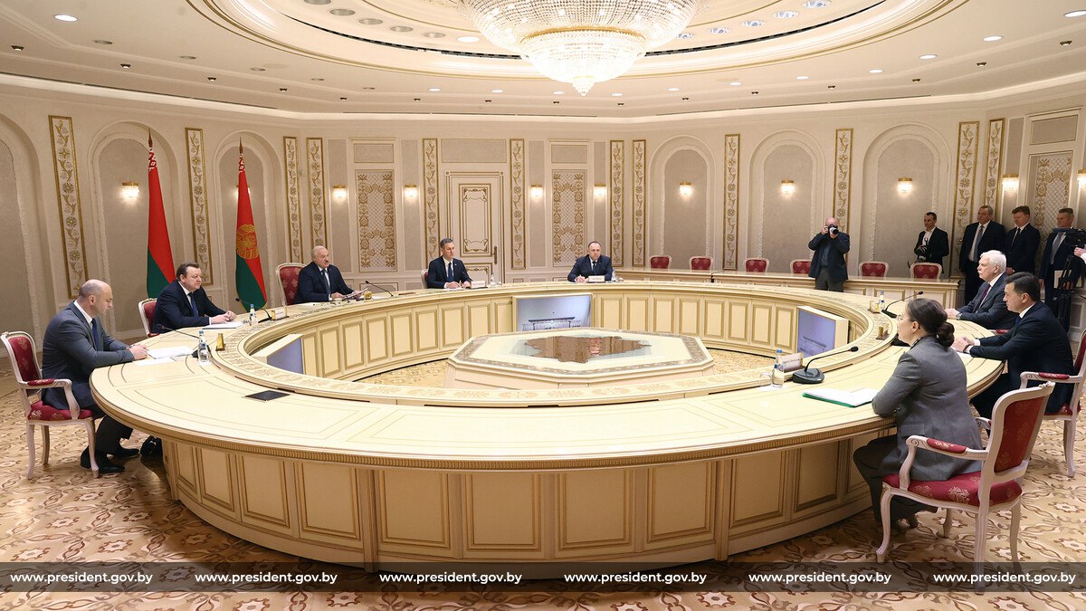 Круглый стол в главной резиденции белорусского президента стал уже традиционным местом переговоров с главами регионов России. Источник: president.gov.by