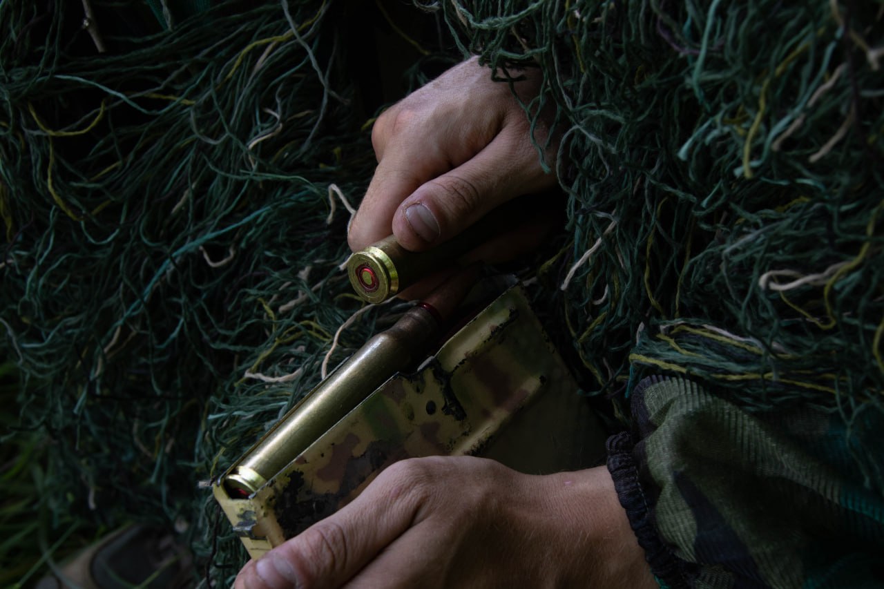 Российский снайпер снаряжает крупнокалиберную винтовку АСВК «Корд»: патроны калибра 12,7 мм пробивают кирпичные стены, броню БМП и уверенно уничтожают противника на дистанции до 1,5 км / Минобороны РФ