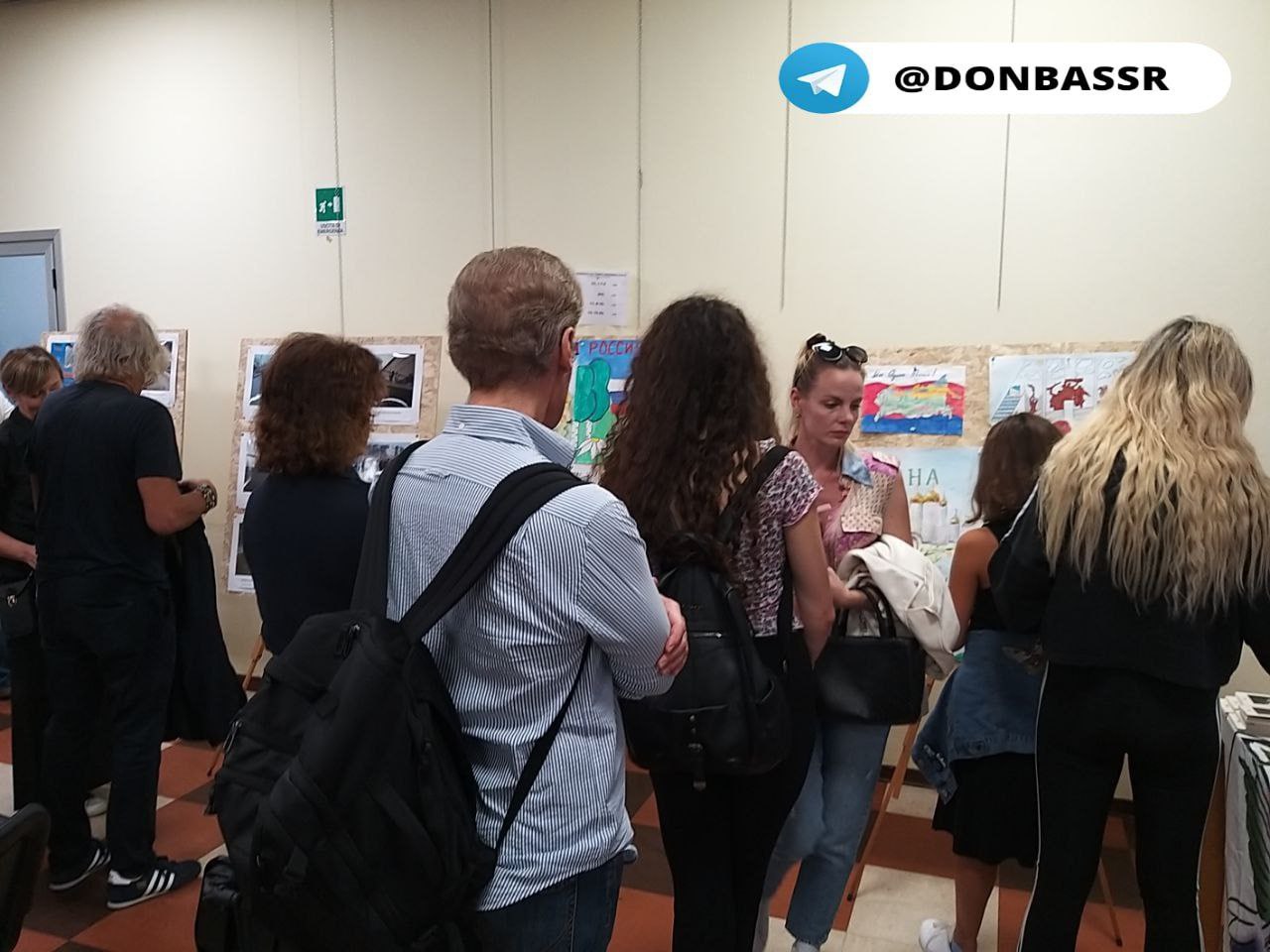На выставке детских рисунков из Луганска и фотографий журналиста Витторио Ранджеллони о жизни в ЛНР.