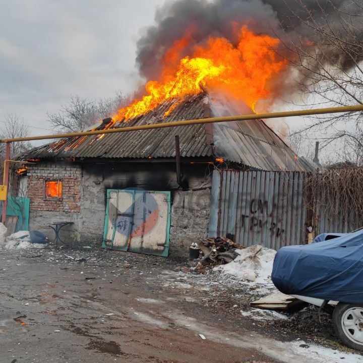 После удара ВСУ по Калининскому району Донецка горят дома