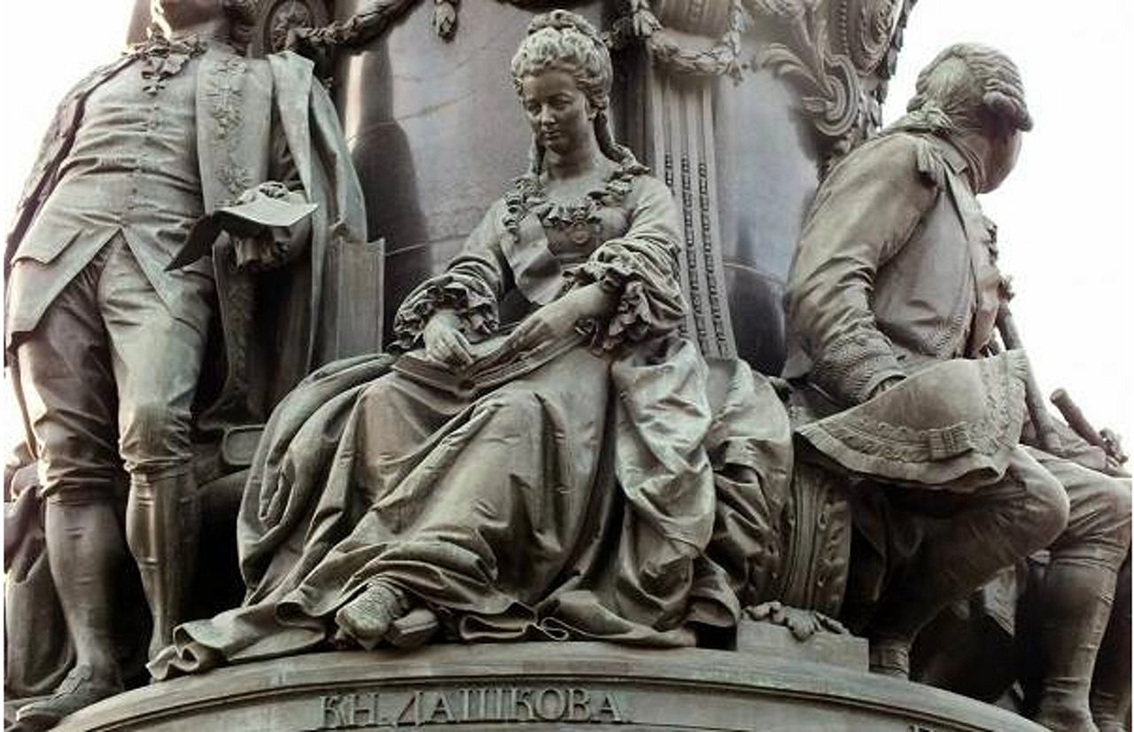 Скульптурное изображение Дашковой на памятнике тысячелетия России