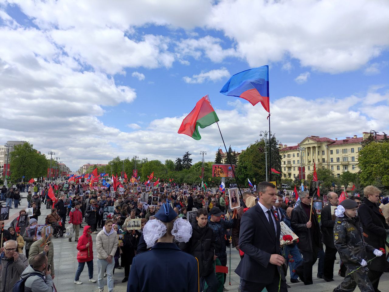 Флаг ЛНР в минской колонне «Бессмертного полка» 09.05.2025 / «Бессмертный полк - Беларусь»  