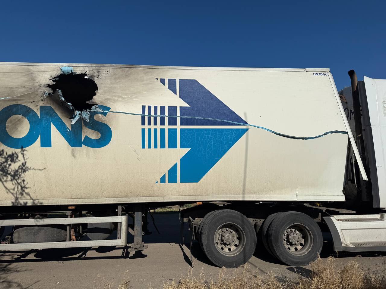 Грузовой автомобиль, получивший повреждения в результате дроновой атаки украинских террористов.