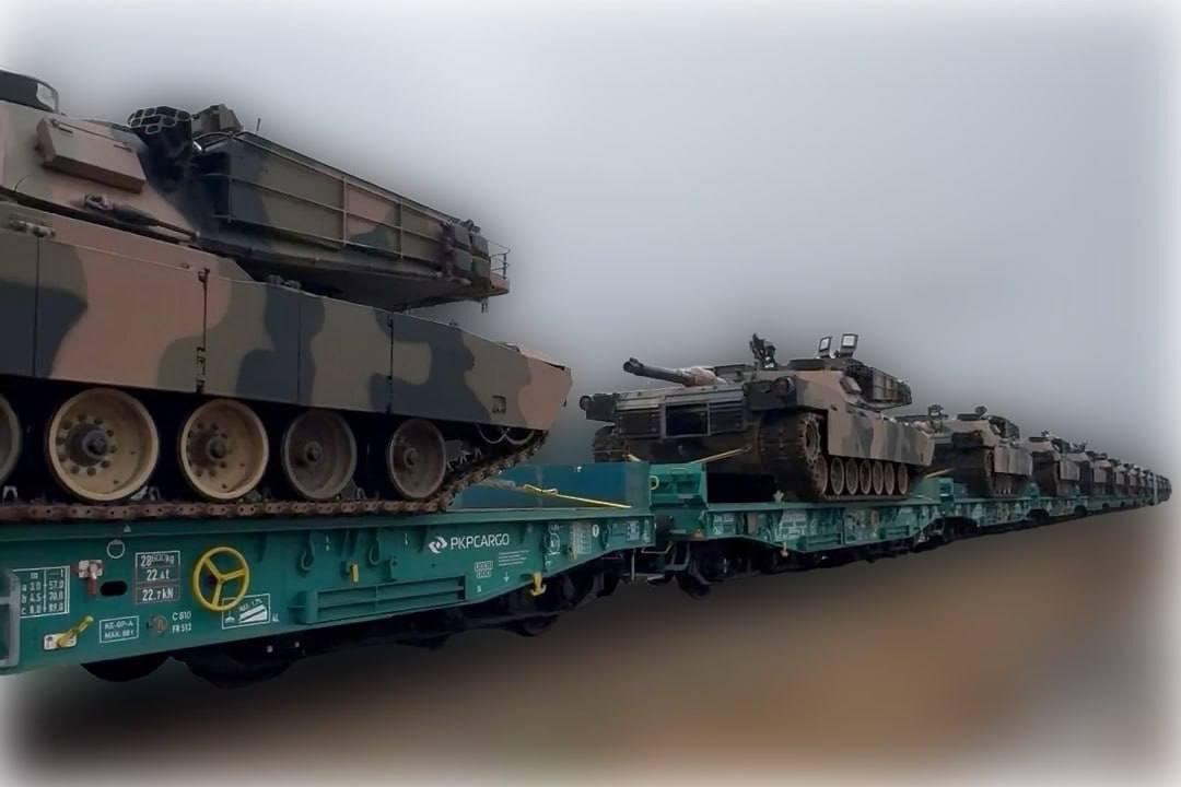 Транспортировка австралийских M1A1SA Abrams по железной дороге из Польши на Украину, пишет Телеграм-канал Военный осведомитель
