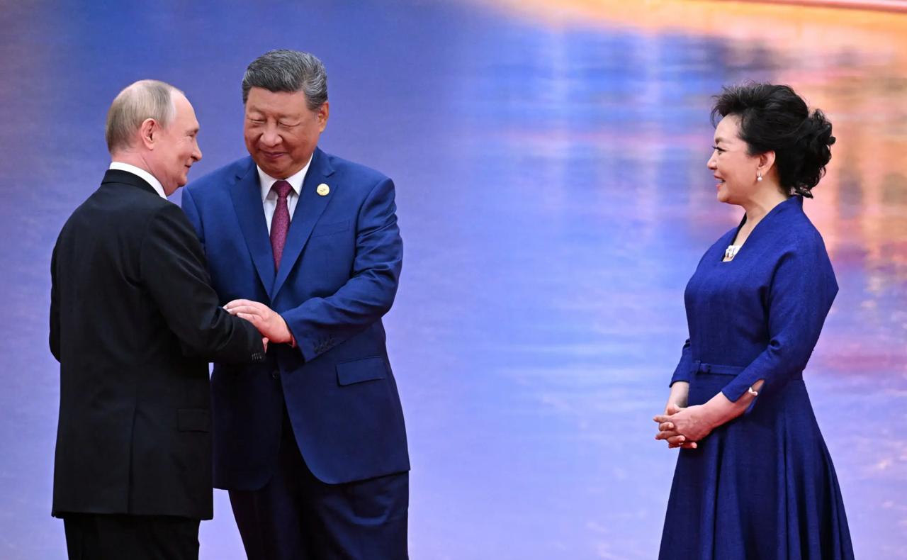 Китайский лидер Си Цзиньпин и его супруга Пэн Лиюань встречают российского президента Владимира Путина 